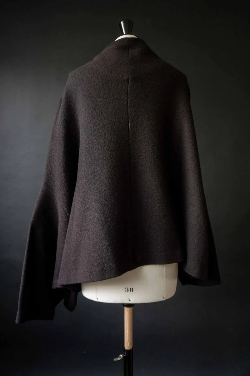 Oversized Cape aus gewalkter Wolle – Batwing Silhouette, One Size