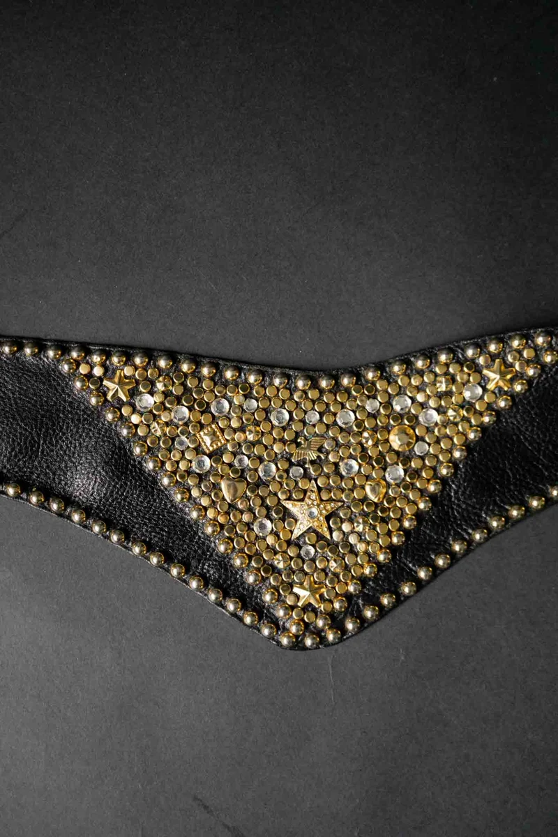 Vintage Kolster Taillengürtel – schwarzes Leder, goldene Nieten, 80s Power