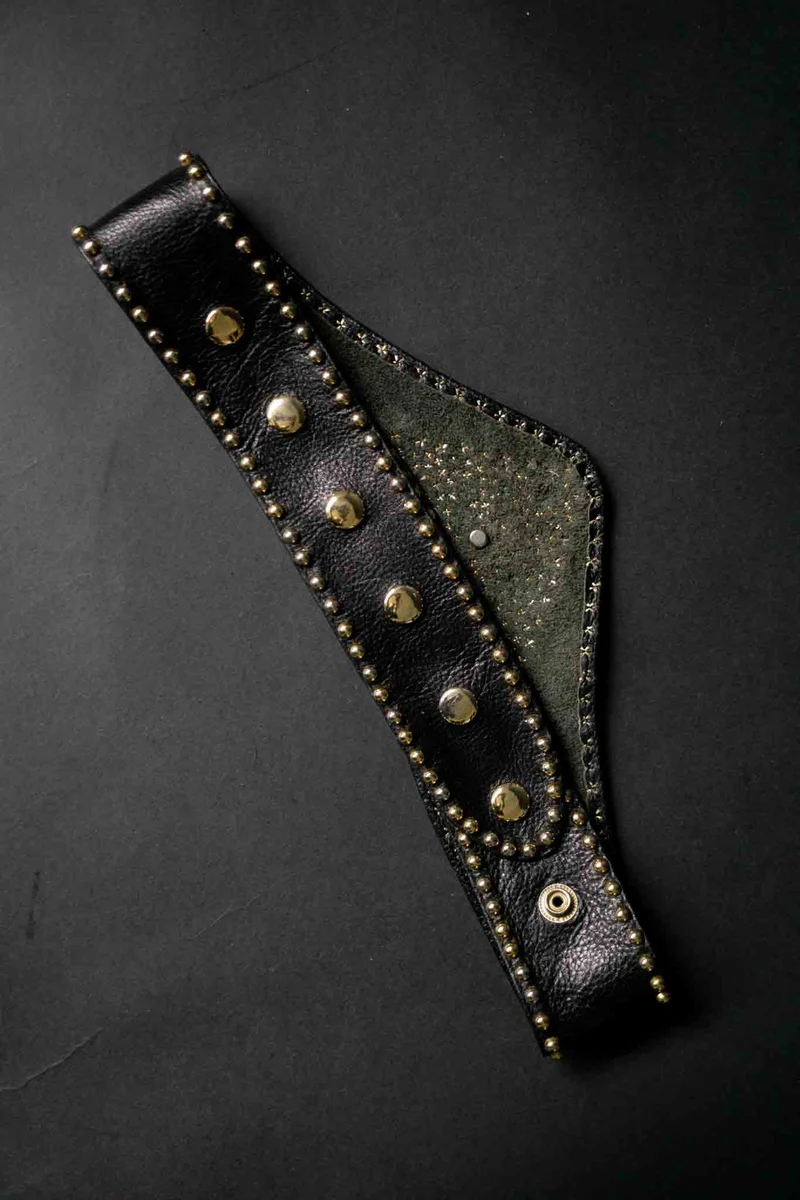 Vintage Kolster Taillengürtel – schwarzes Leder, goldene Nieten, 80s Power