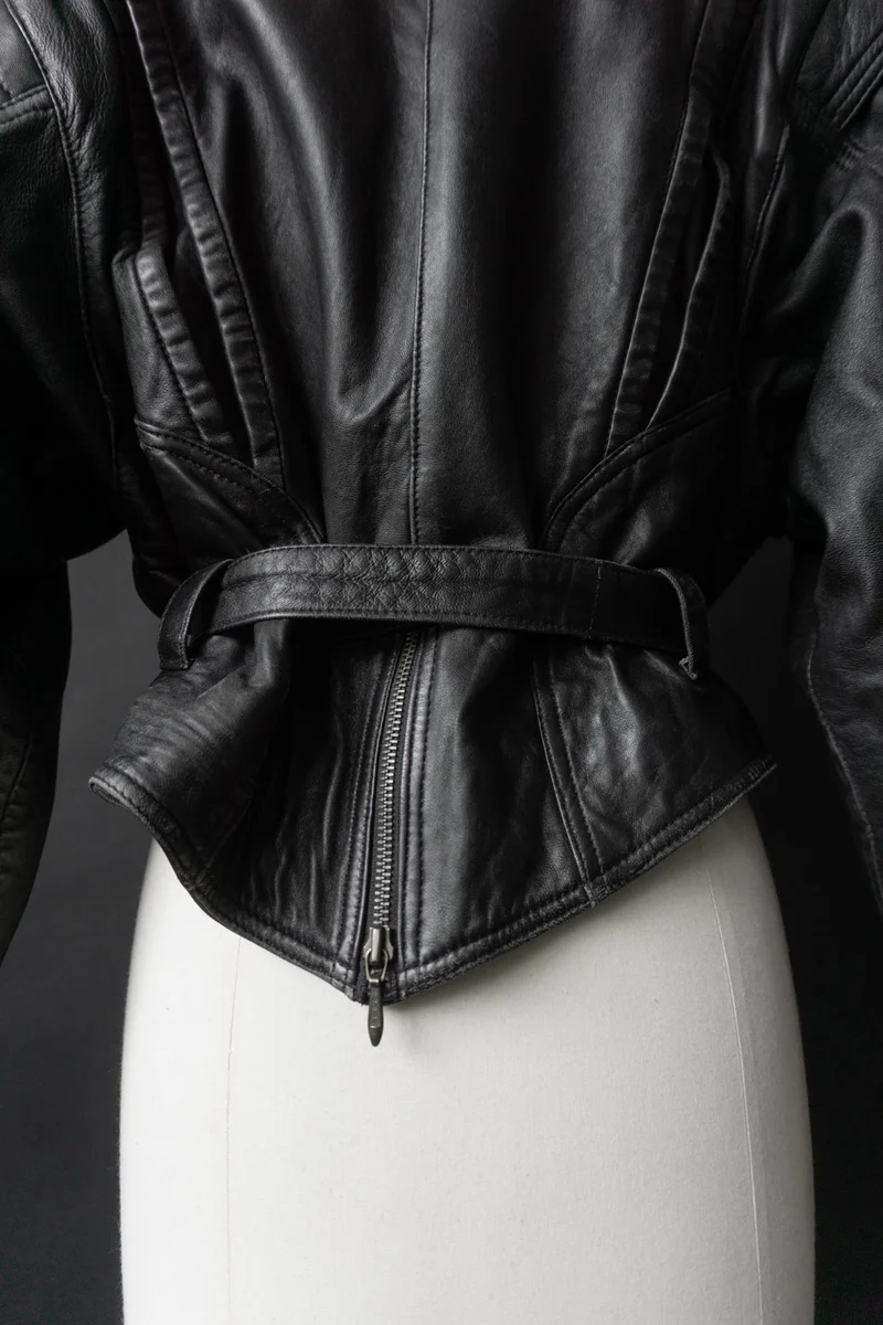 Vintage 80s Lederjacke – tailliert, Schalkragen & Gürtel, M–L