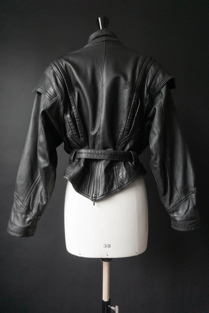 Vintage 80s Lederjacke – tailliert, Schalkragen & Gürtel, M–L