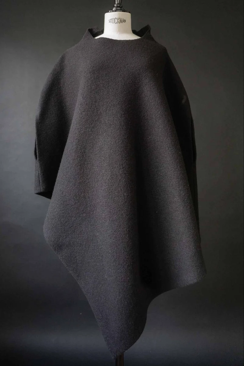 Skulpturaler Woll-Poncho aus gewalkter Wolle – Oversized