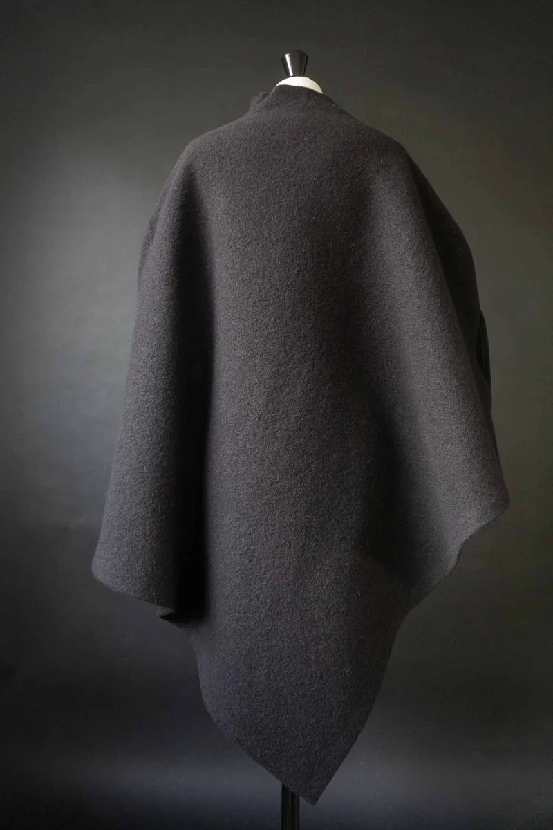 Skulpturaler Woll-Poncho aus gewalkter Wolle – Oversized