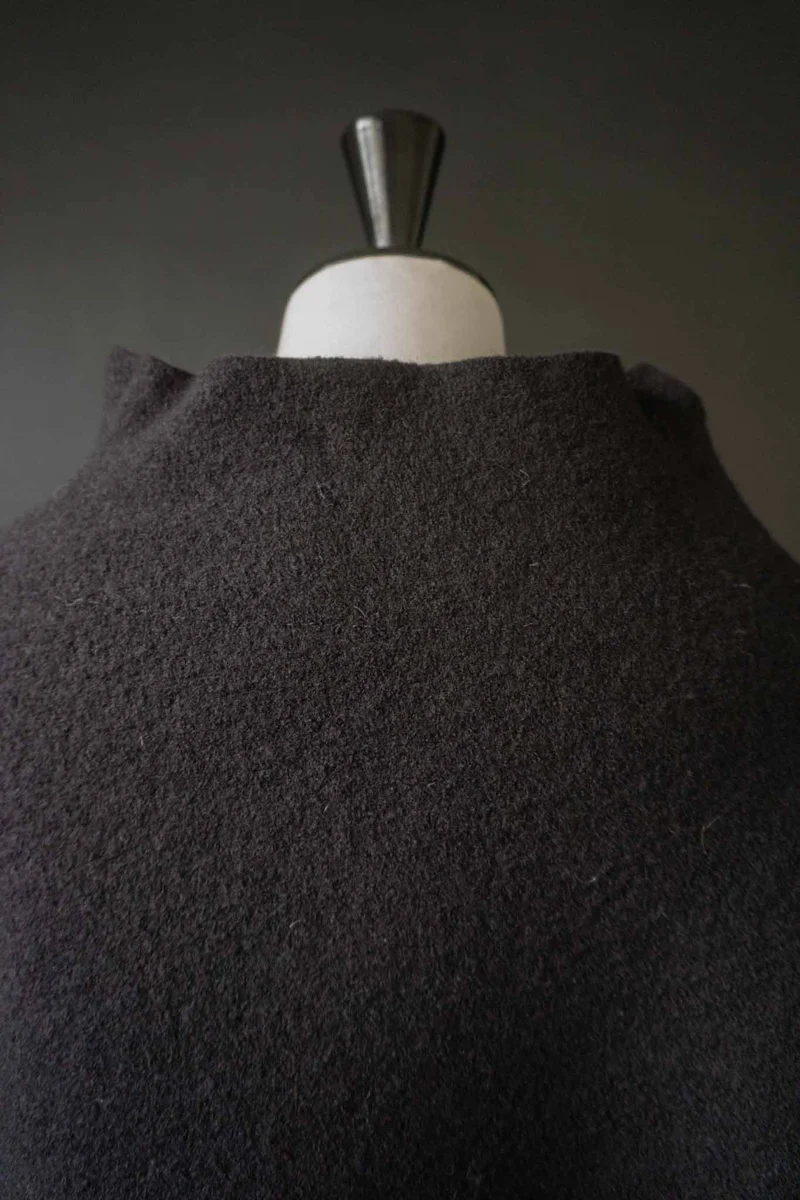Skulpturaler Woll-Poncho aus gewalkter Wolle – Oversized