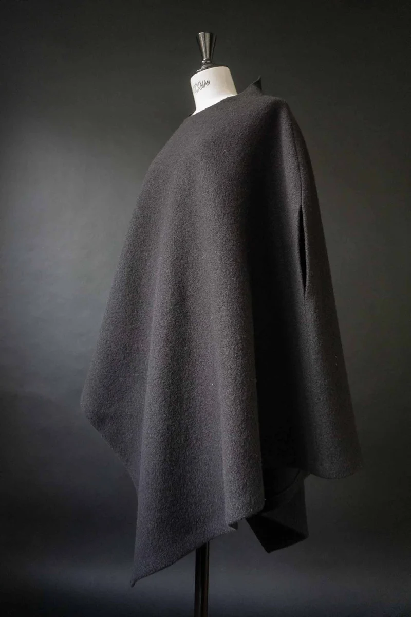 Skulpturaler Woll-Poncho aus gewalkter Wolle – Oversized