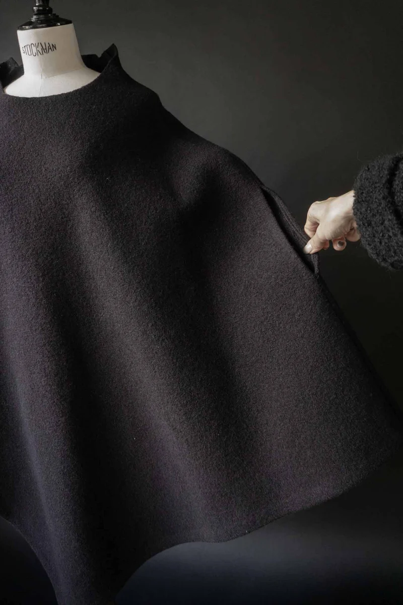 Skulpturaler Woll-Poncho aus gewalkter Wolle – Oversized