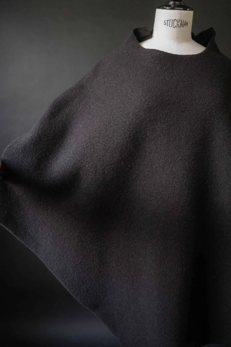 Skulpturaler Woll-Poncho aus gewalkter Wolle – Oversized