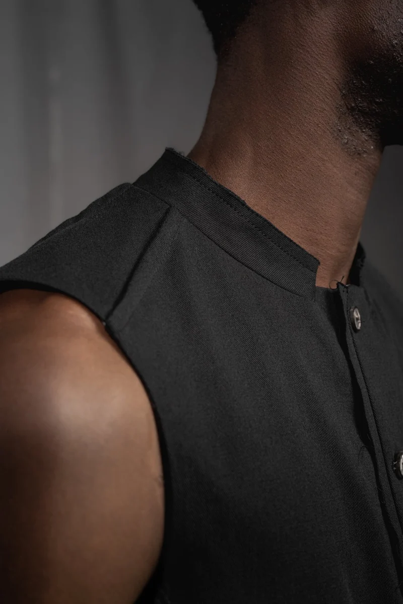 eigensinnig wien | Bartleby | Schwarze Designer Anzugweste für Herren aus leichter Baumwolle