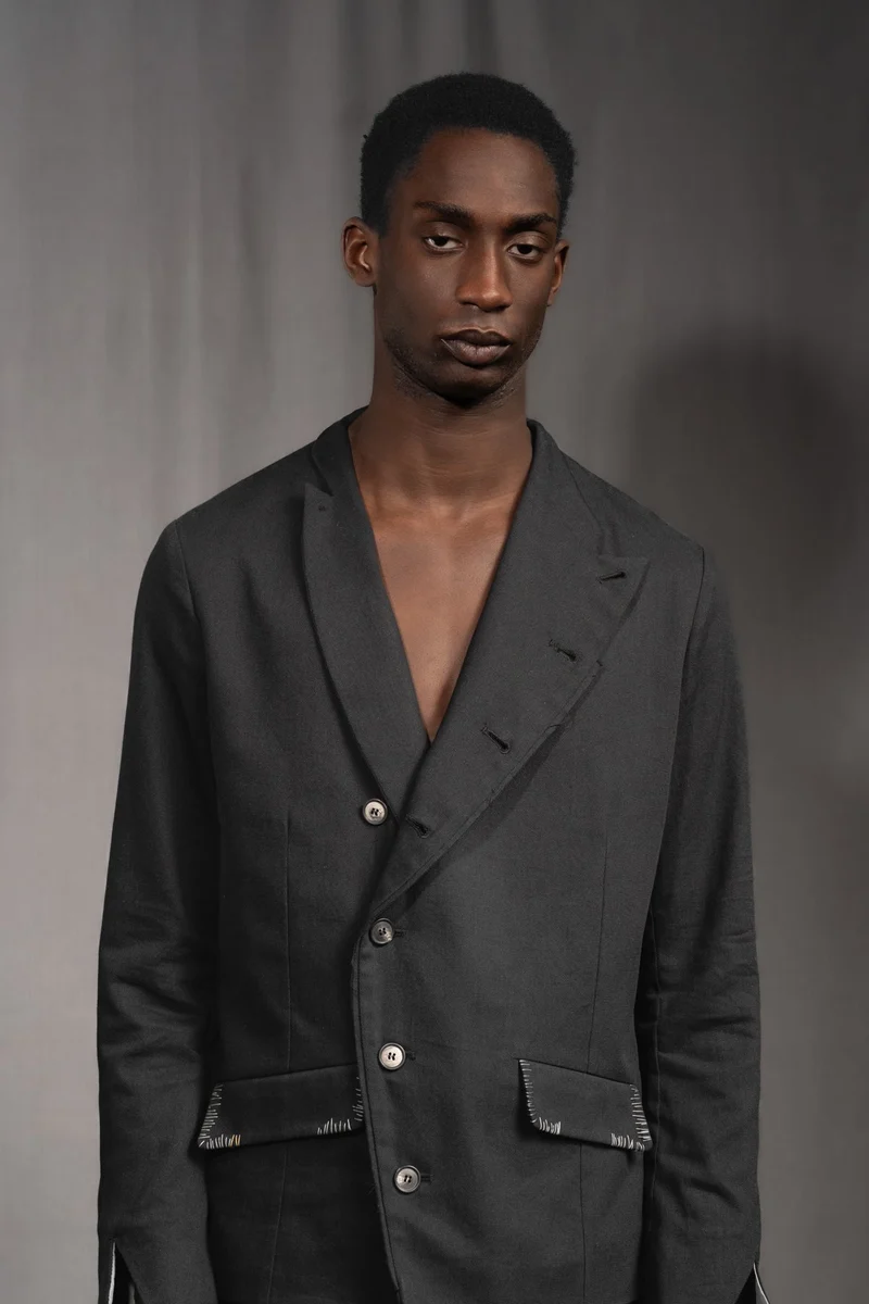 eigensinnig wien | Zweig | Asymmetrisches Herren Designersakko mit Stehkragen aus Baumwolle in Schwarz