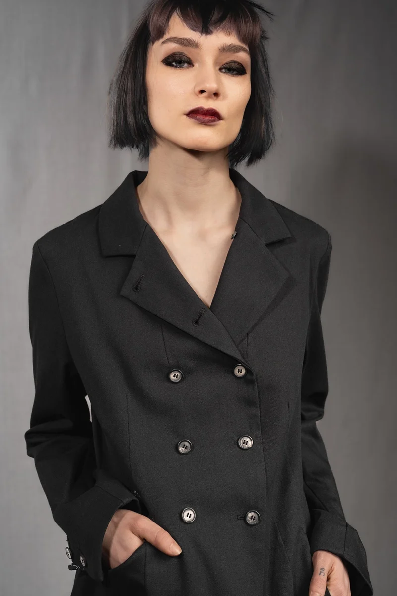 eigensinnig wien | Ylajali | Designer Doppelreiher Mantel für Damen aus schwarzer Baumwolle