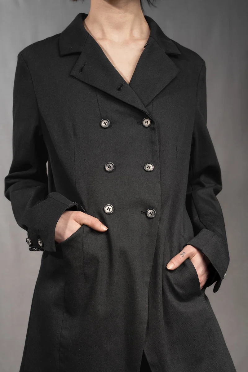 eigensinnig wien | Ylajali | Designer Doppelreiher Mantel für Damen aus schwarzer Baumwolle