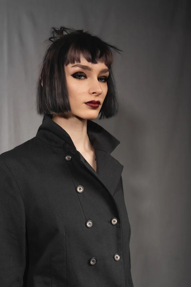 eigensinnig wien | Ylajali | Designer Doppelreiher Mantel für Damen aus schwarzer Baumwolle