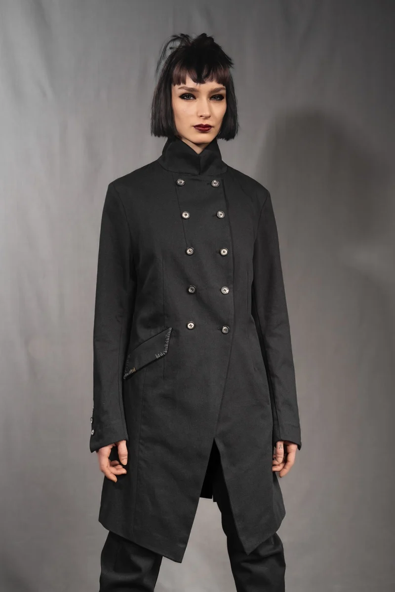 eigensinnig wien | Ylajali | Designer Doppelreiher Mantel für Damen aus schwarzer Baumwolle