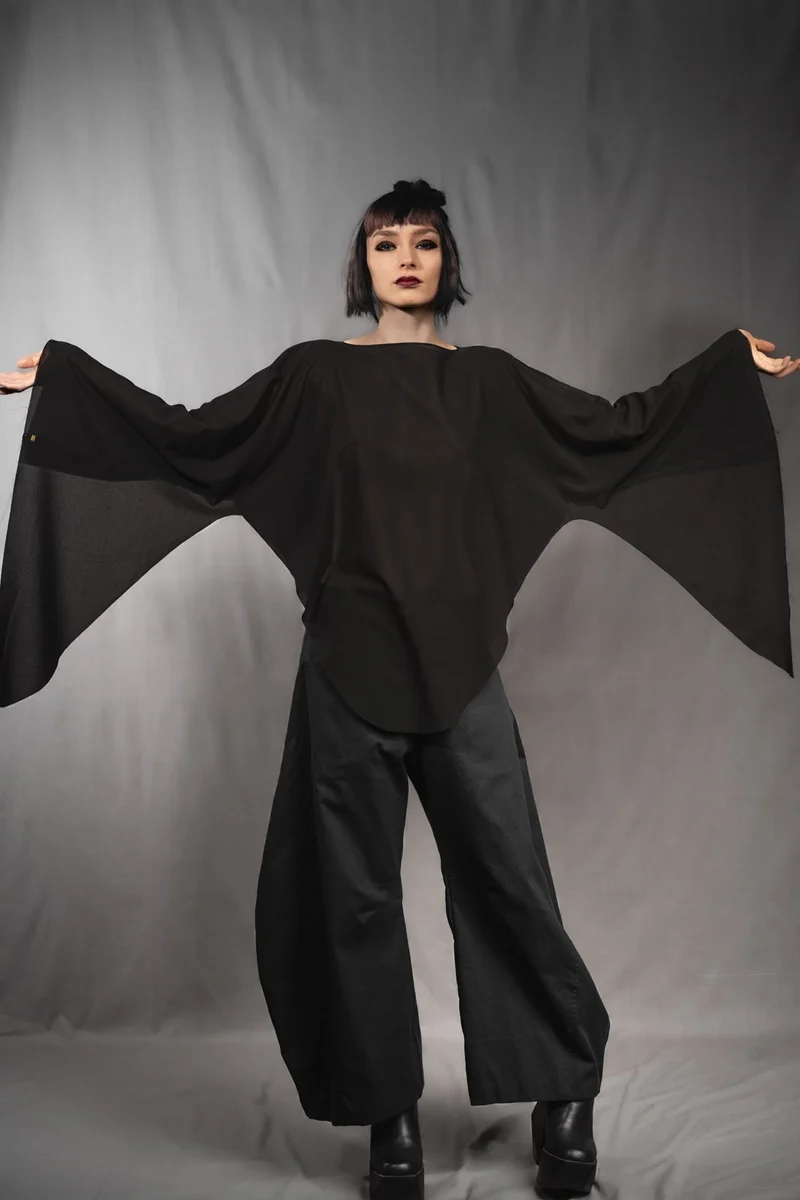 eigensinnig wien | Lucifer | Extravagantes, schwarzes Designer Oversize-Sommer-Top aus Baumwolle