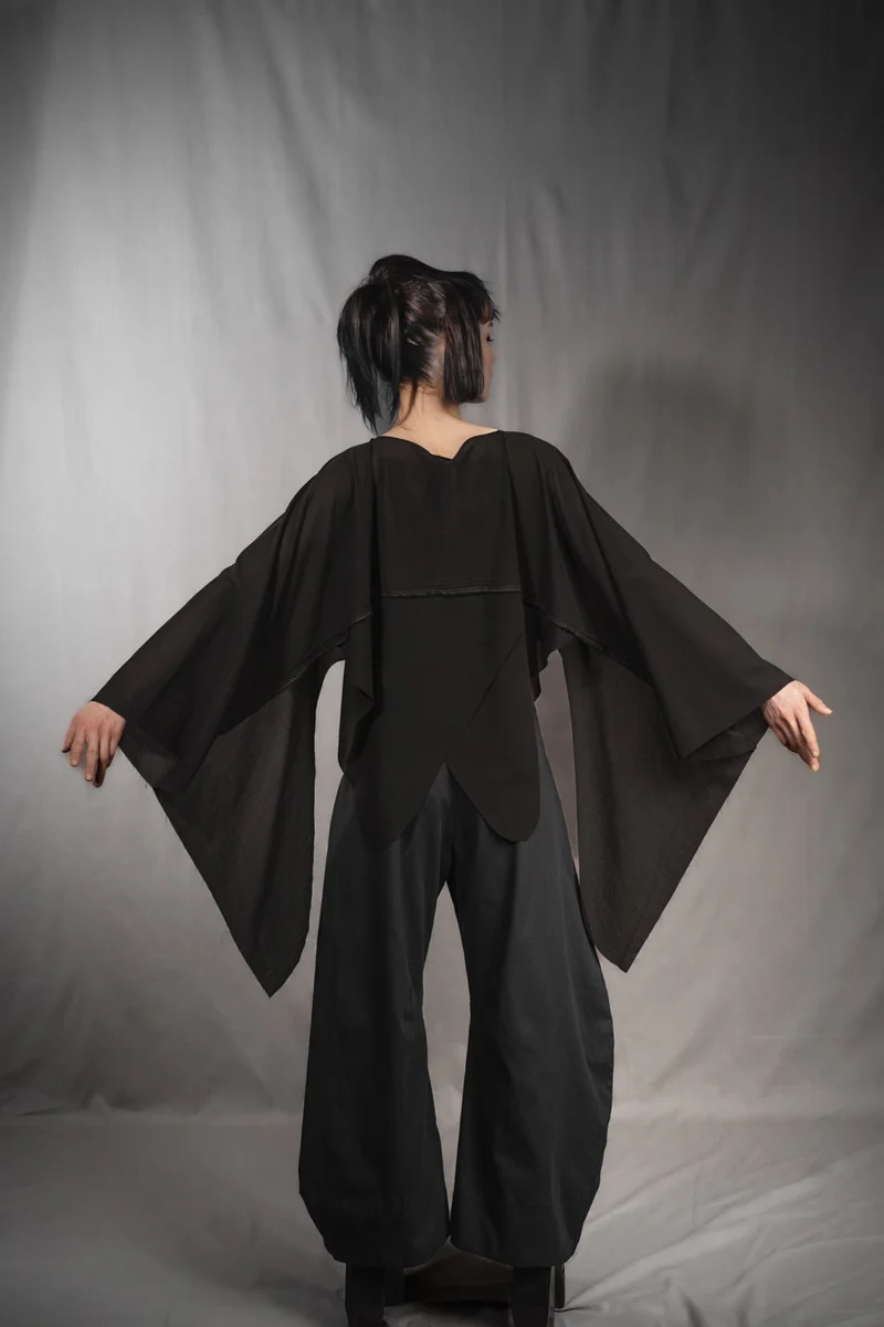 eigensinnig wien | Lucifer | Extravagantes, schwarzes Designer Oversize-Sommer-Top aus Baumwolle