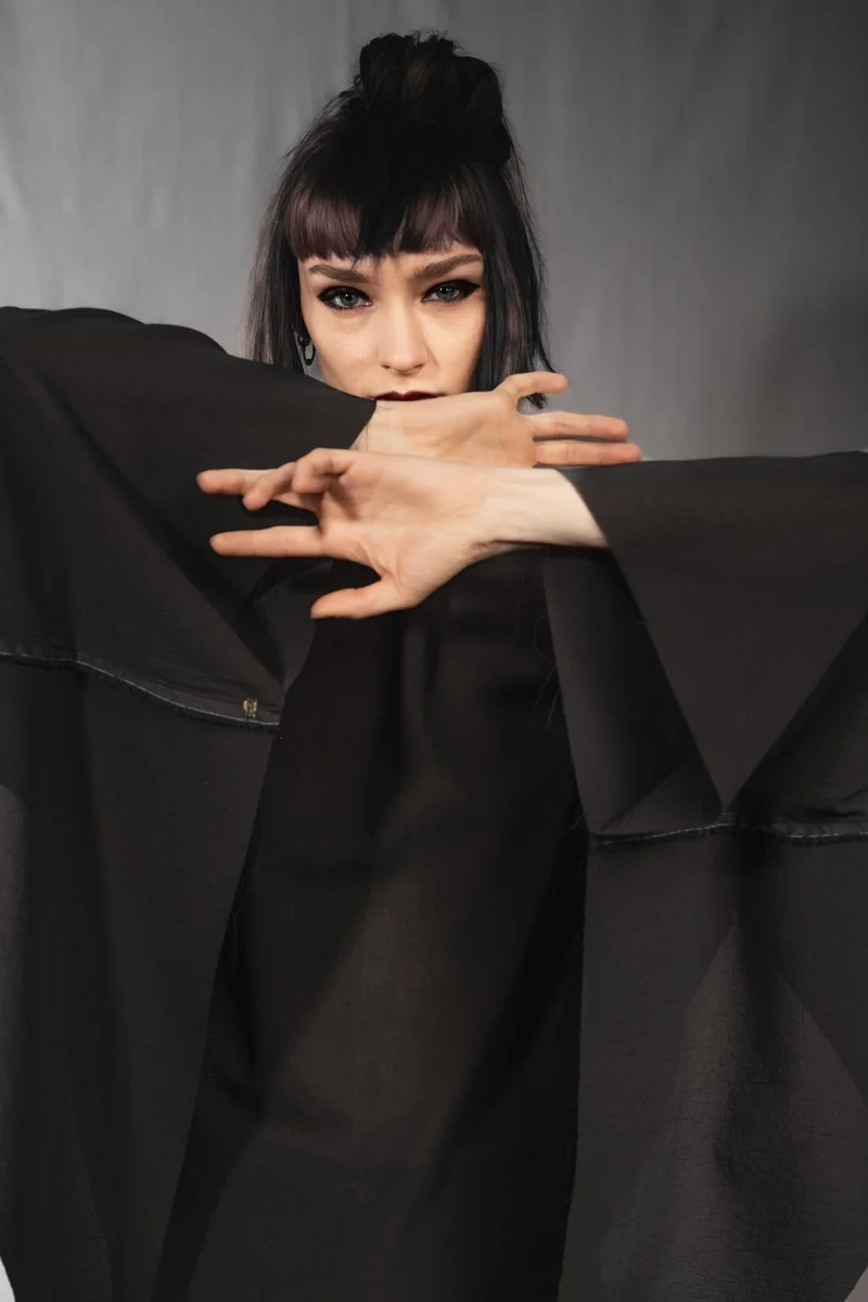 eigensinnig wien | Lucifer | Extravagantes, schwarzes Designer Oversize-Sommer-Top aus Baumwolle