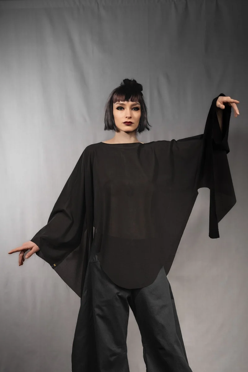 eigensinnig wien | Lucifer | Extravagantes, schwarzes Designer Oversize-Sommer-Top aus Baumwolle