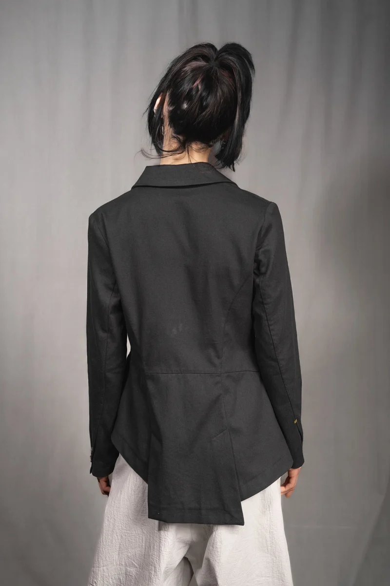 eigensinnig wien | Stein | Extravaganter, asymmetrischer Designerblazer für Damen aus schwarzer Baumwolle