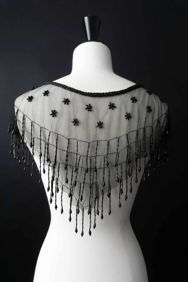 Schwarzes Vintage Netz-Cape mit Perlen und Fransen