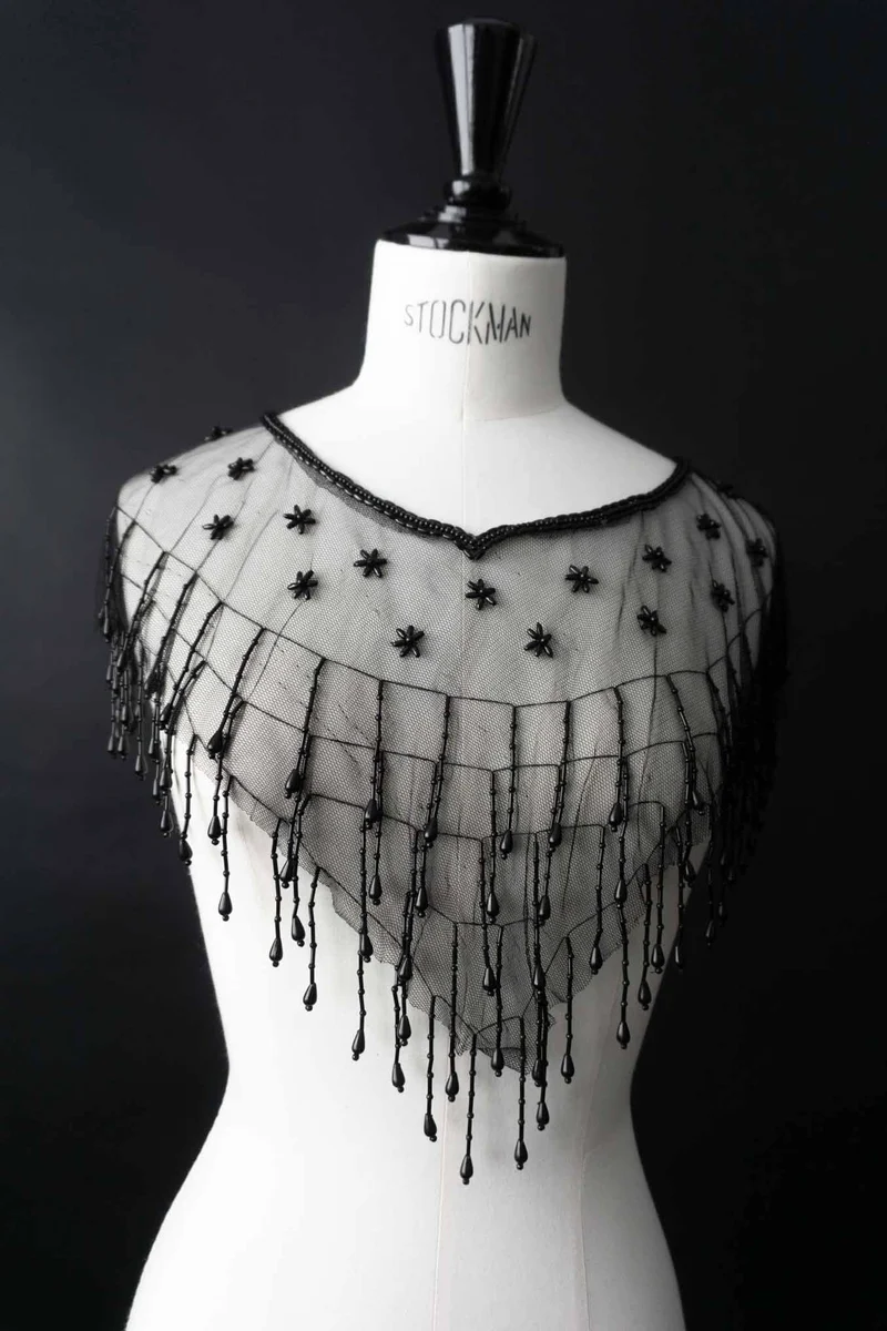 Schwarzes Vintage Netz-Cape mit Perlen und Fransen