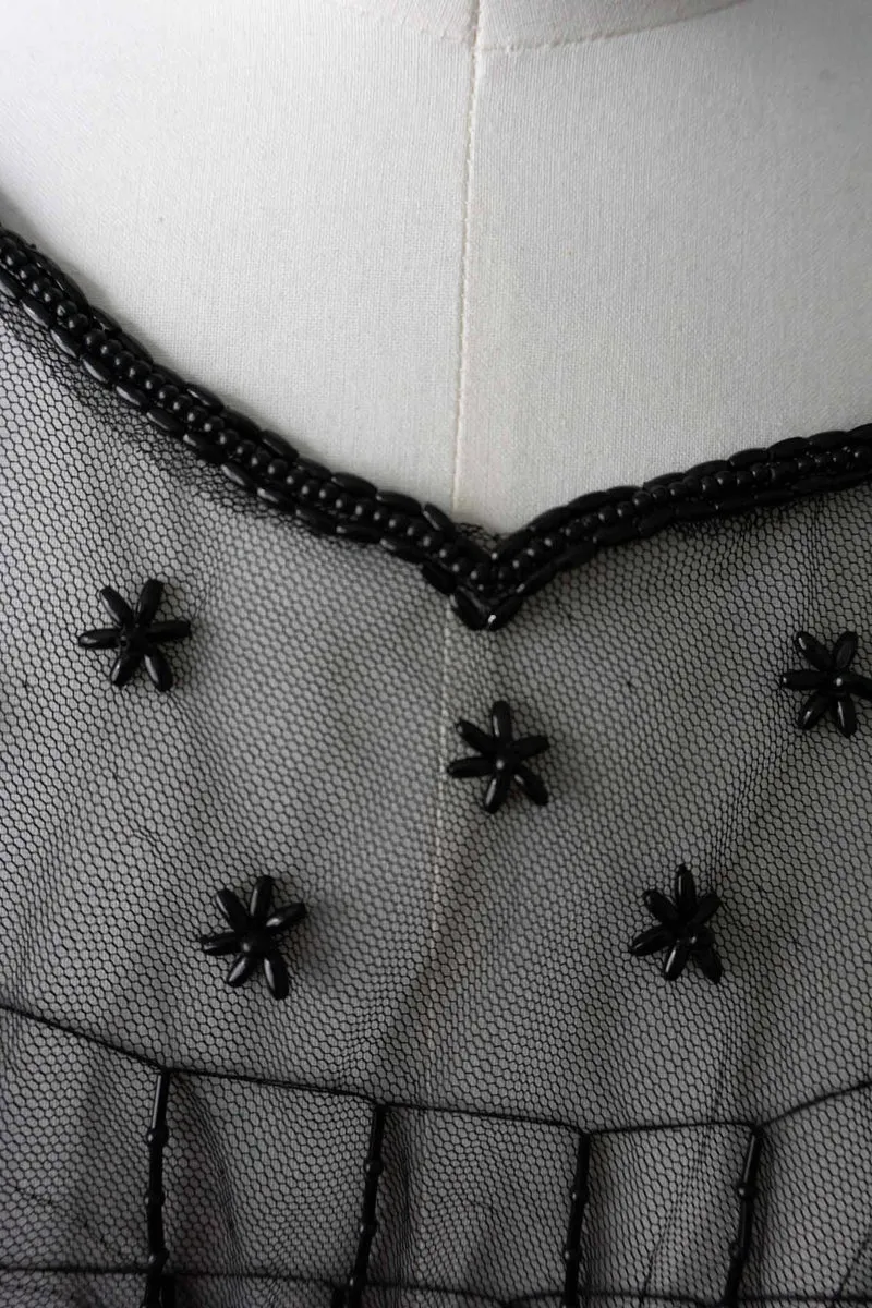 Schwarzes Vintage Netz-Cape mit Perlen und Fransen