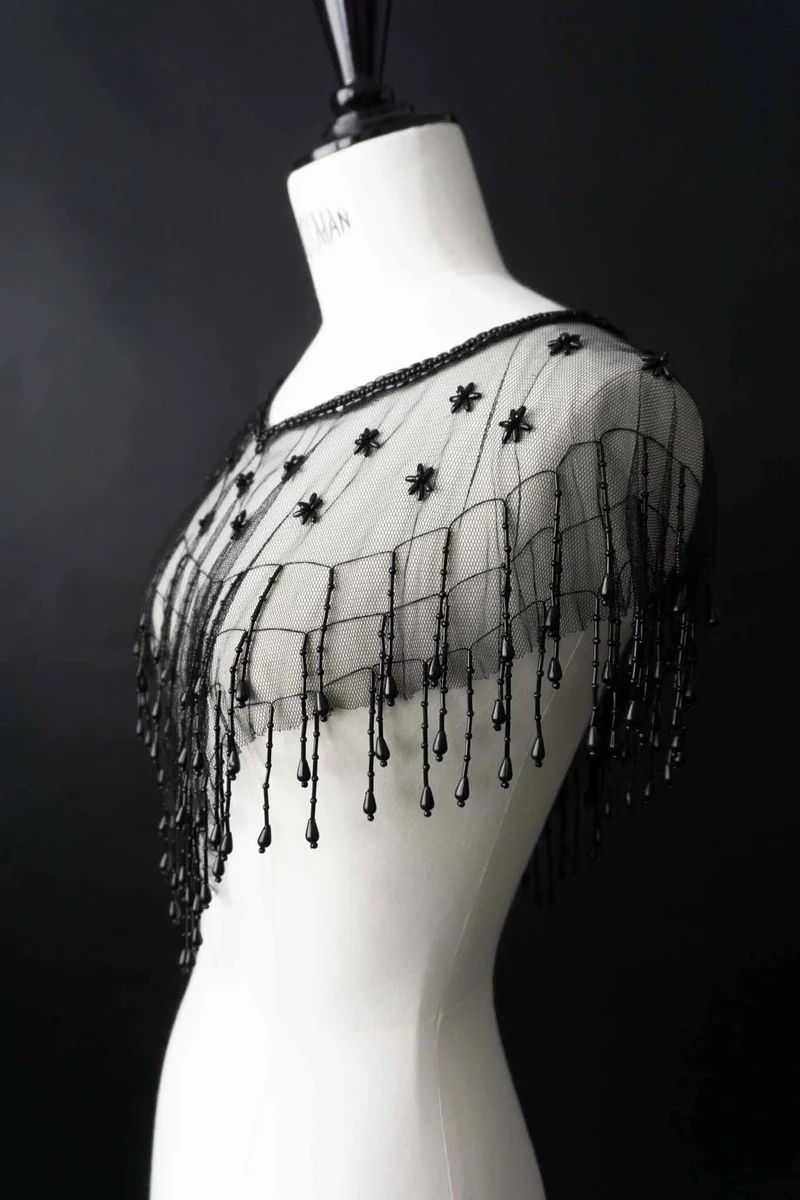 Schwarzes Vintage Netz-Cape mit Perlen und Fransen