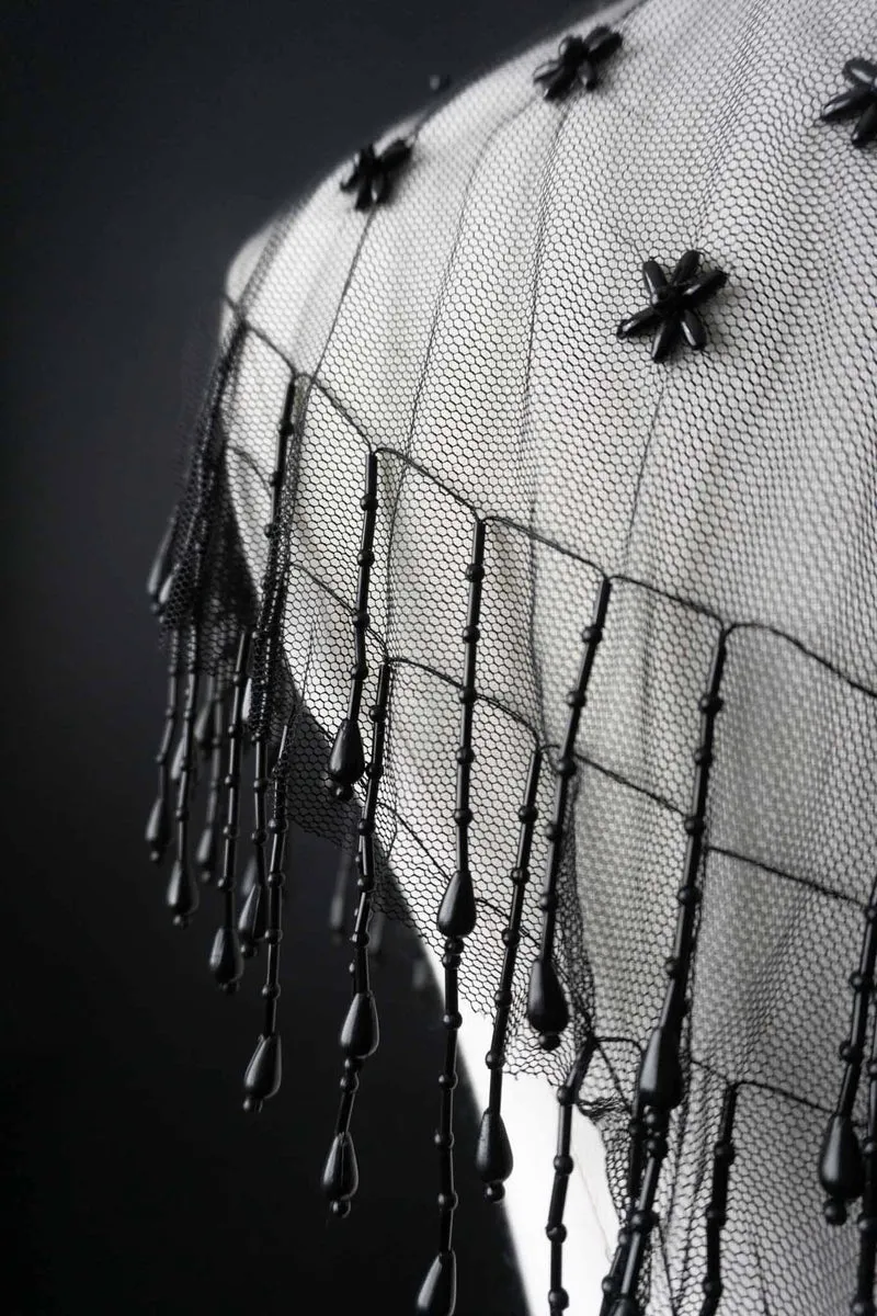 Schwarzes Vintage Netz-Cape mit Perlen und Fransen