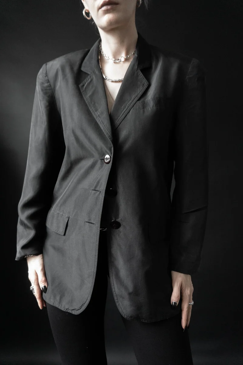 Schwarzer Vintage-Blazer aus reiner Seide (80er Jahre), S–M