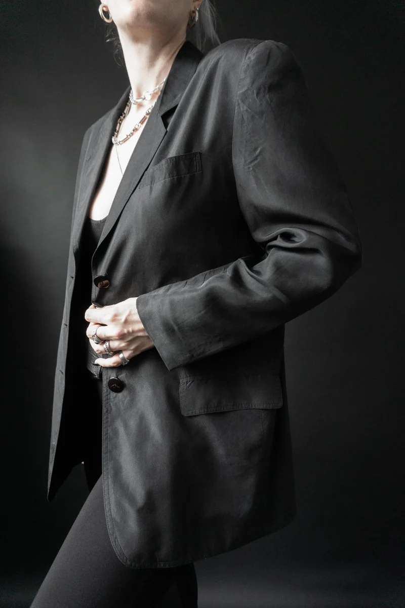 Schwarzer Vintage-Blazer aus reiner Seide (80er Jahre), S–M