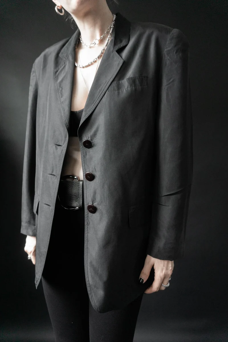 Schwarzer Vintage-Blazer aus reiner Seide (80er Jahre), S–M