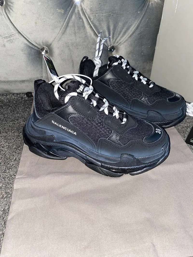 Triple Trainers - All Black