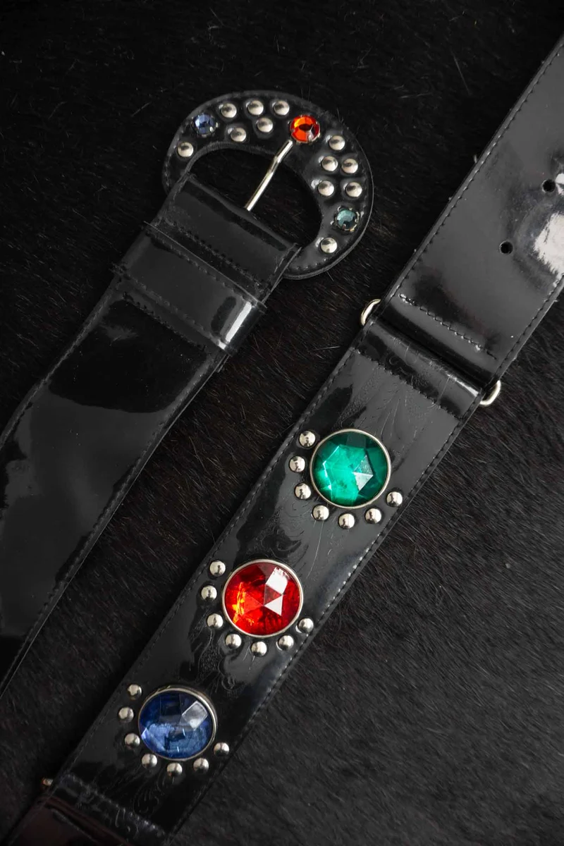 70s Lackgürtel mit Strass & Nieten, M–L