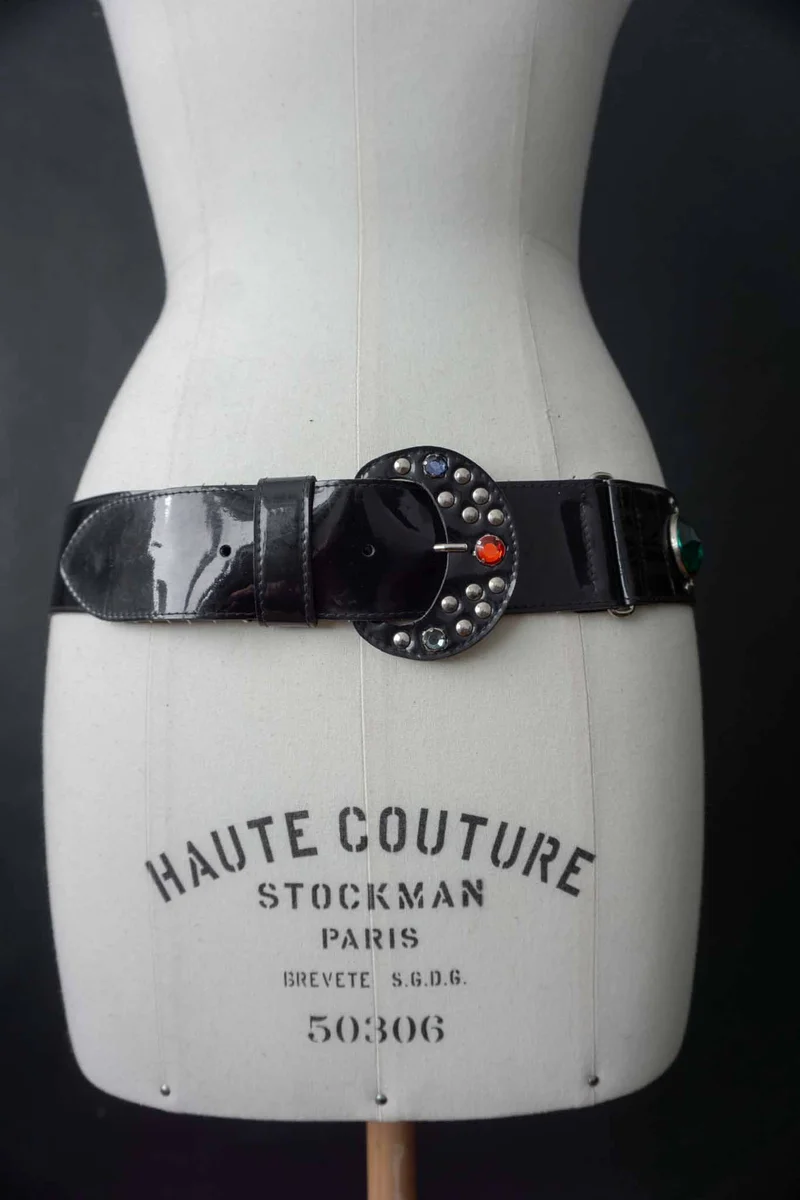 70s Lackgürtel mit Strass & Nieten, M–L
