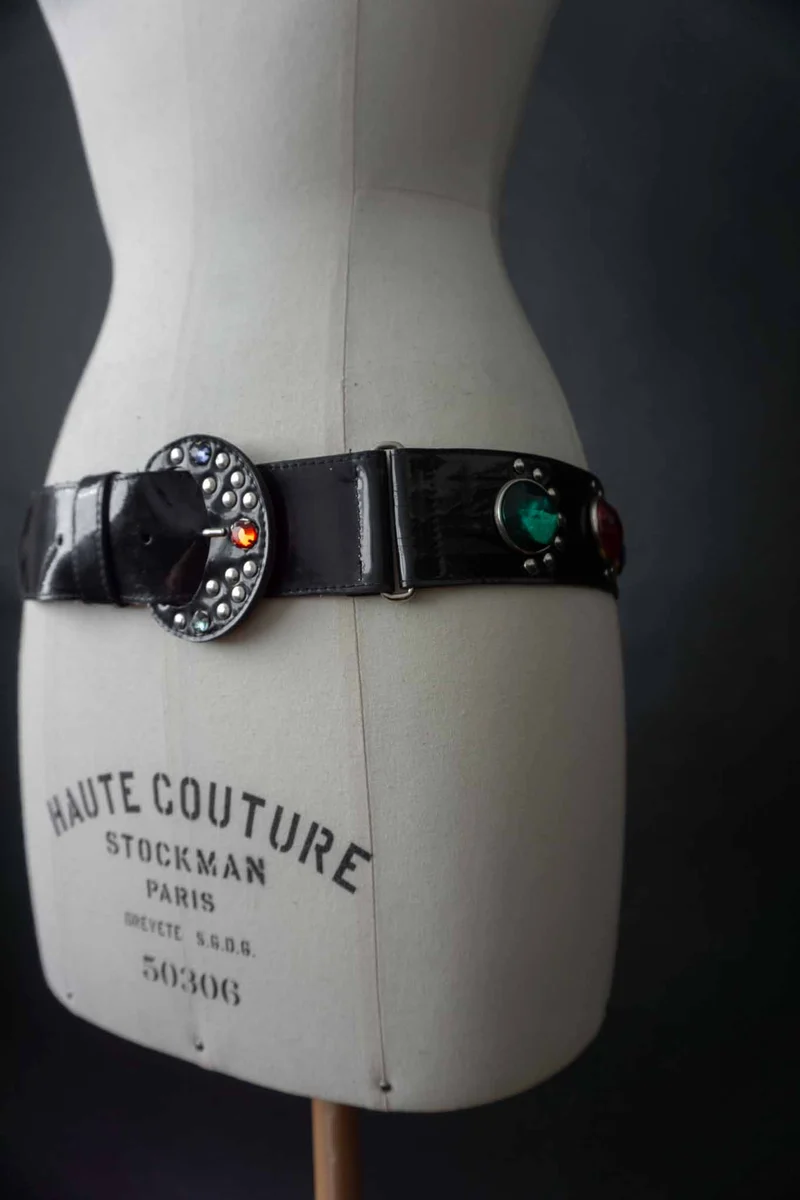 70s Lackgürtel mit Strass & Nieten, M–L