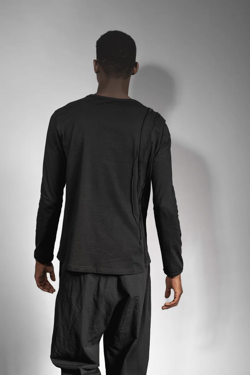 eigensinnig wien | Snark | Schwarzer Distressed-Pullover aus hochwertiger Feinstrick-Baumwolle aus Japan