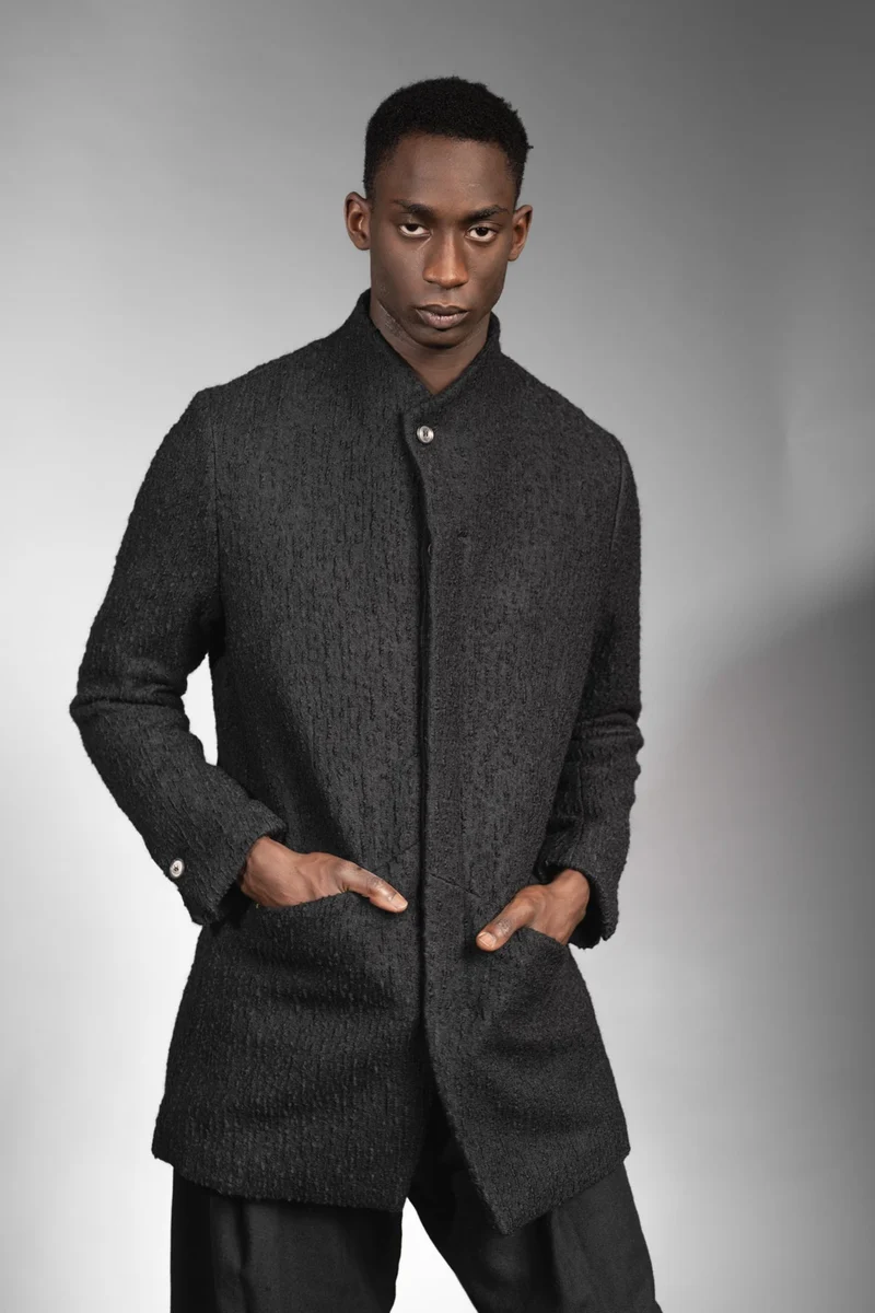 eigensinnig wien | Barnabas | Schwarzer Designer Herren Stehkragen-Wintermantel aus japanischer Wolle