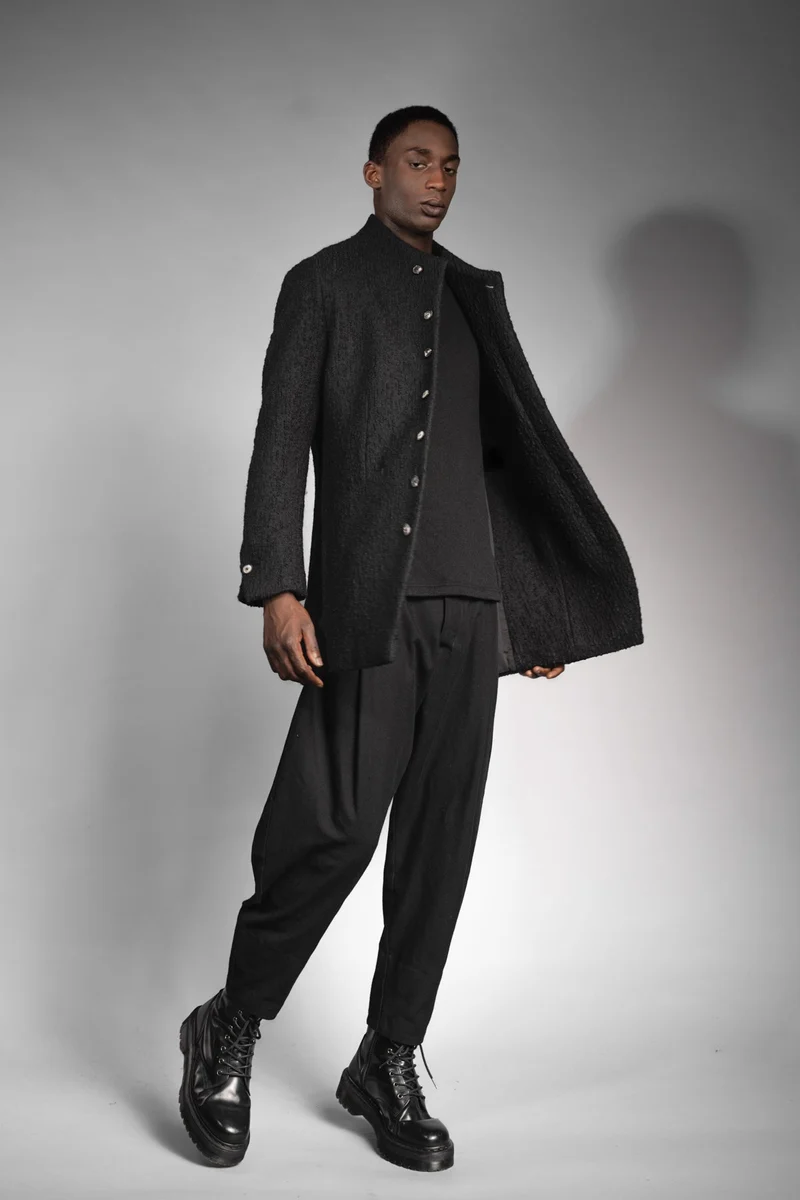 eigensinnig wien | Barnabas | Schwarzer Designer Herren Stehkragen-Wintermantel aus japanischer Wolle