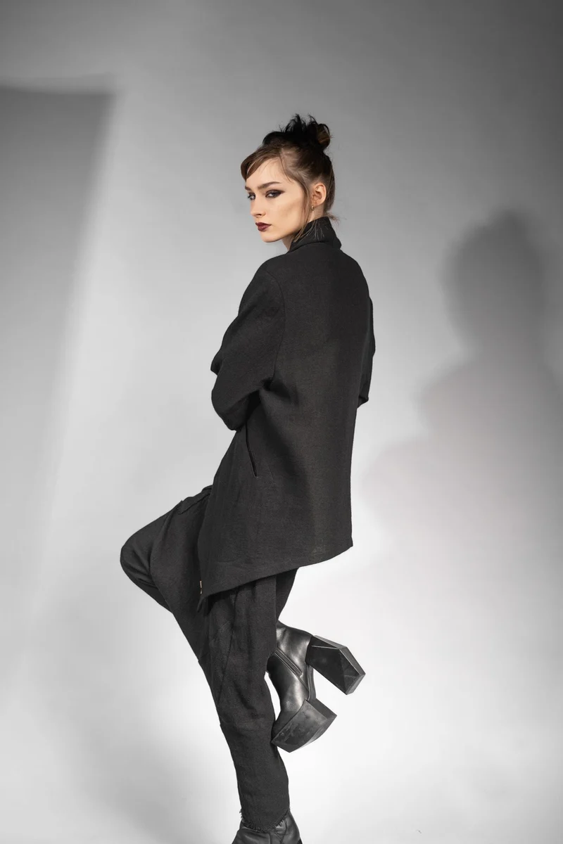 eigensinnig wien | Apollon | Schwarzer, extravaganter Oversize Cardigan aus Wolle-Leinen-Mix