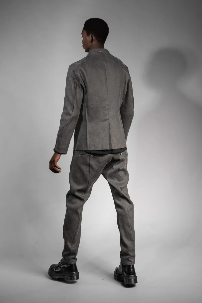 eigensinnig wien | CorEgg | Designer Jeans-Anzug für Herren in Moosgrau