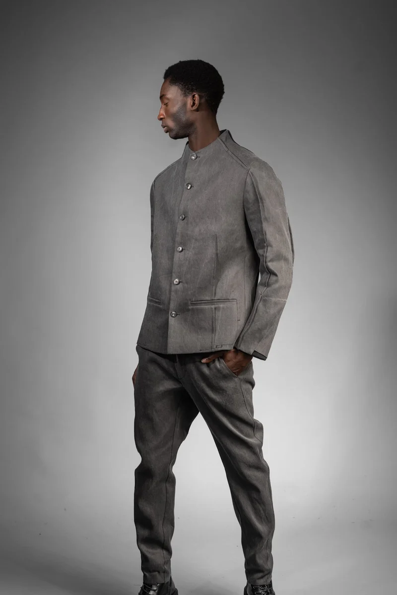 eigensinnig wien | CorEgg | Designer Jeans-Anzug für Herren in Moosgrau