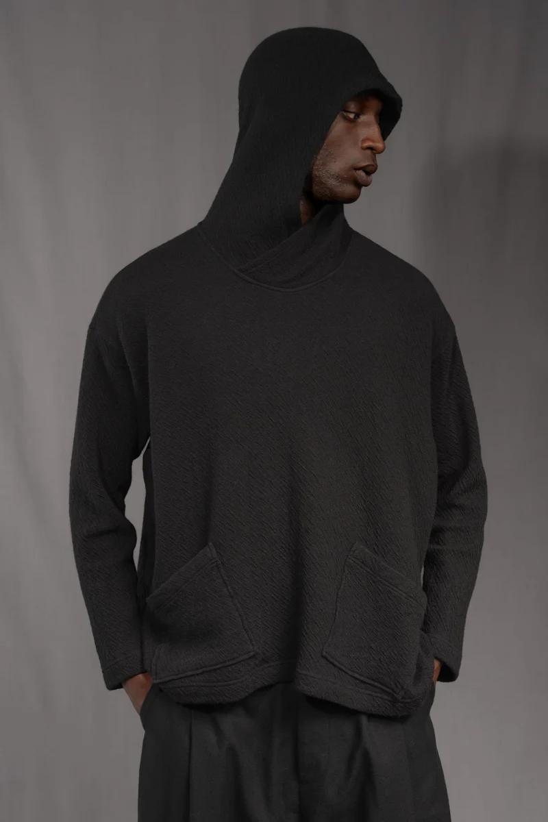 eigensinnig wien | Breed | Exklusiver Strickhoodie aus Merinowolle in Schwarz