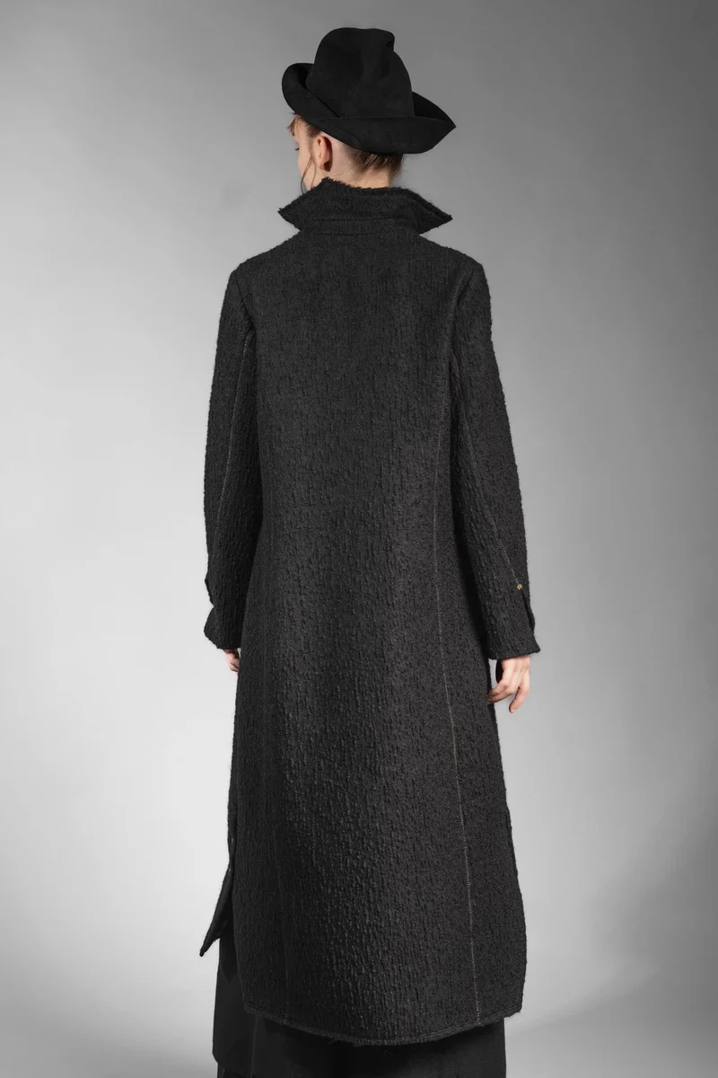 eigensinnig wien | Voltaire | Langer, schwarzer Designer Wintermantel für Damen aus japanischer Wolle