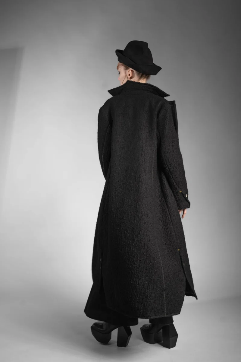eigensinnig wien | Voltaire | Langer, schwarzer Designer Wintermantel für Damen aus japanischer Wolle