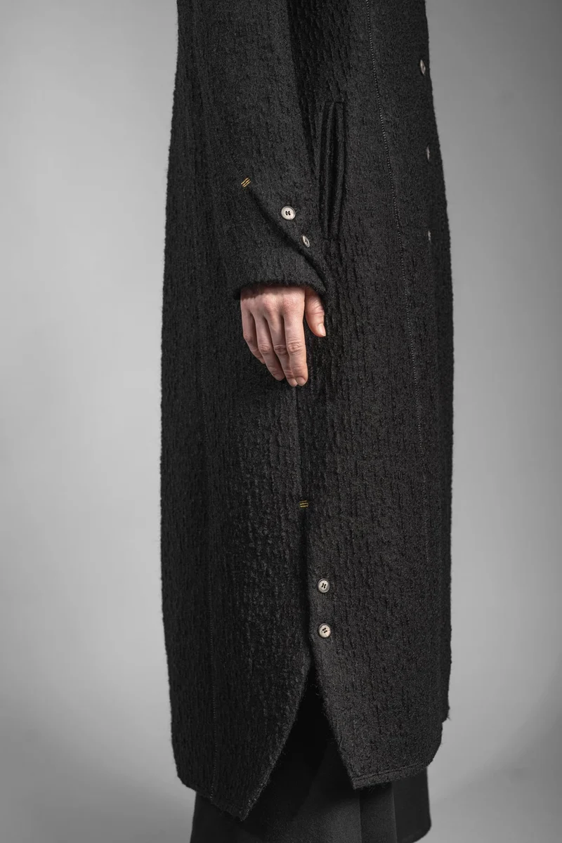 eigensinnig wien | Voltaire | Langer, schwarzer Designer Wintermantel für Damen aus japanischer Wolle