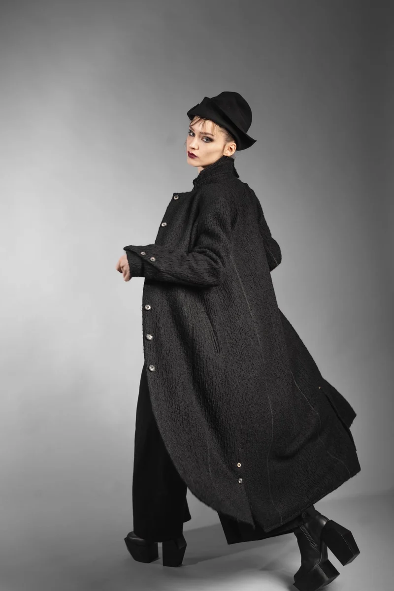 eigensinnig wien | Voltaire | Langer, schwarzer Designer Wintermantel für Damen aus japanischer Wolle
