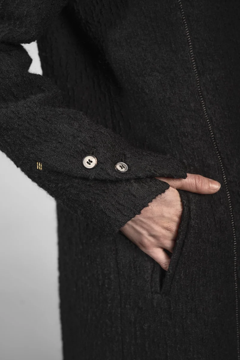 eigensinnig wien | Voltaire | Langer, schwarzer Designer Wintermantel für Damen aus japanischer Wolle