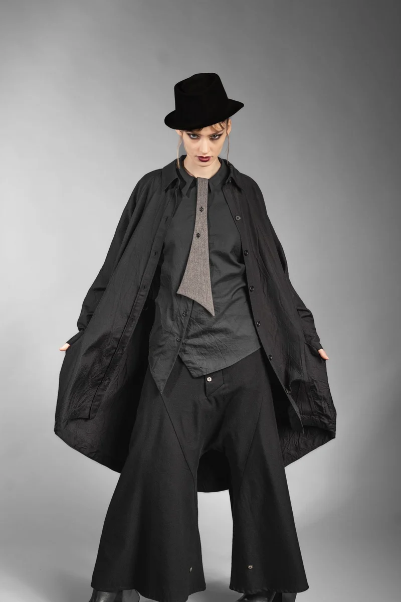 eigensinnig wien | Foucault | Schwarzes Designes Mantelkleid aus exklusivem Seide-Wolle-Material