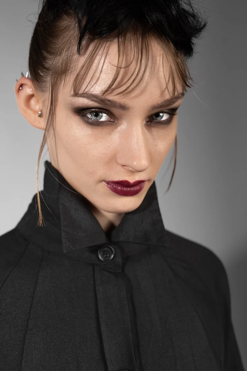 eigensinnig wien | Foucault | Schwarzes Designes Mantelkleid aus exklusivem Seide-Wolle-Material