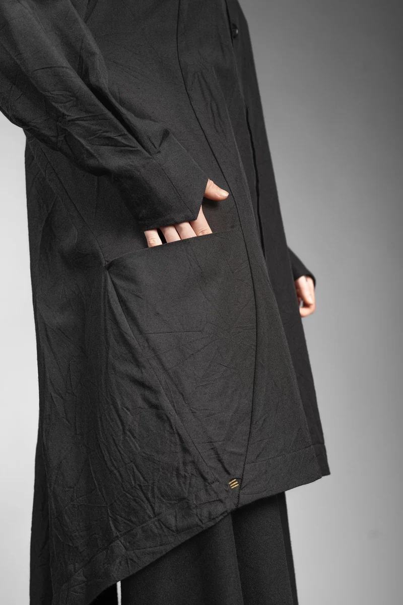 eigensinnig wien | Foucault | Schwarzes Designes Mantelkleid aus exklusivem Seide-Wolle-Material