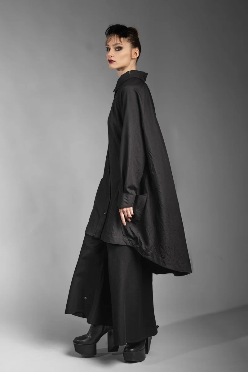 eigensinnig wien | Foucault | Schwarzes Designes Mantelkleid aus exklusivem Seide-Wolle-Material